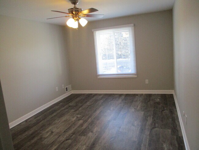 Building Photo - 580 Somerset Ln