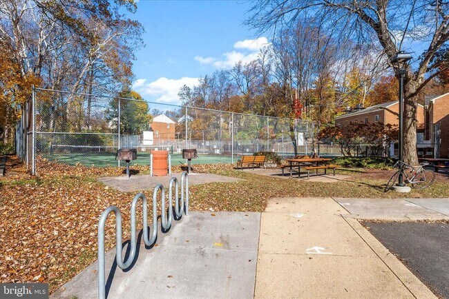 Building Photo - 10631 Weymouth St