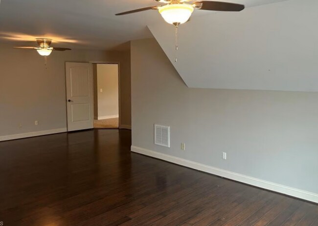 Building Photo - Spacious & Stylish 3 Bedroom, 2 1/2 Bathro...