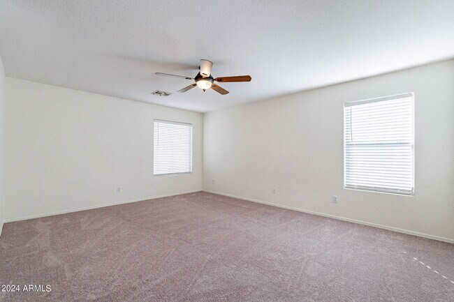 Building Photo - 1078 E Saragosa St