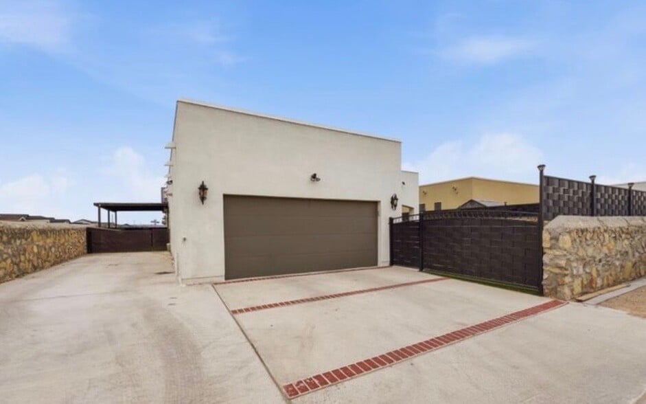 Building Photo - 2413 Tony Harper St