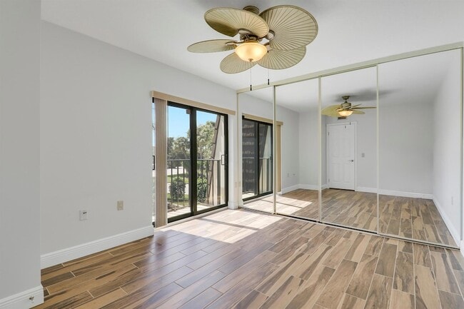 Building Photo - 2324 23rd Ct