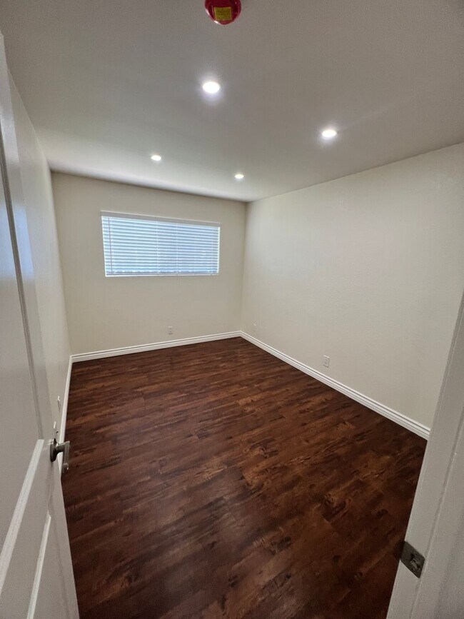 Building Photo - Camarillo - Four bedroom, 2.5 bathroom, plus loft