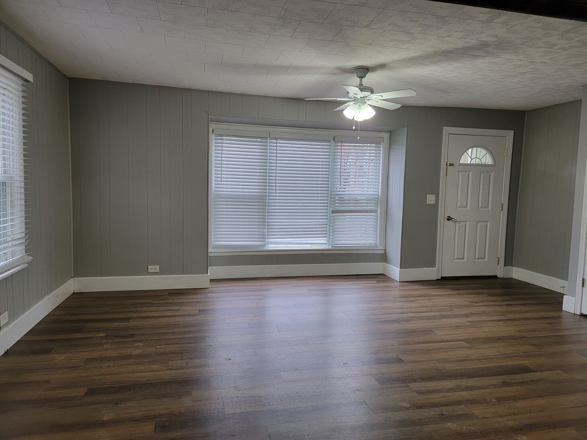 Building Photo - 100 E Elm St