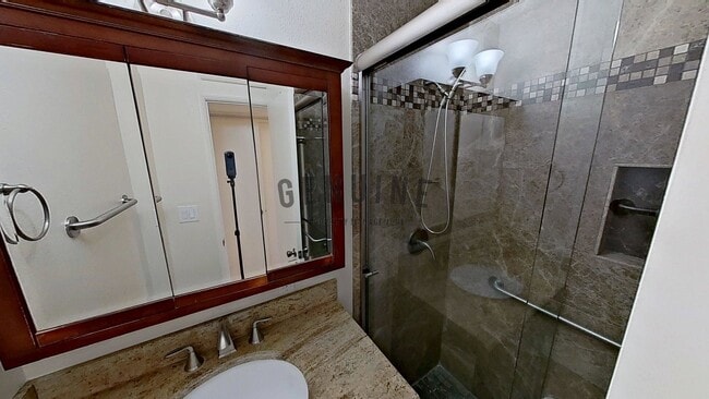 Building Photo - Upstairs Spacious 1Bd Condo w/attached Garage