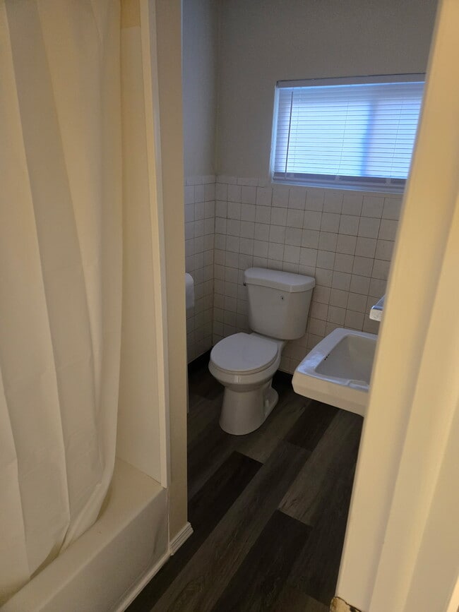 Building Photo - 418 N Center St