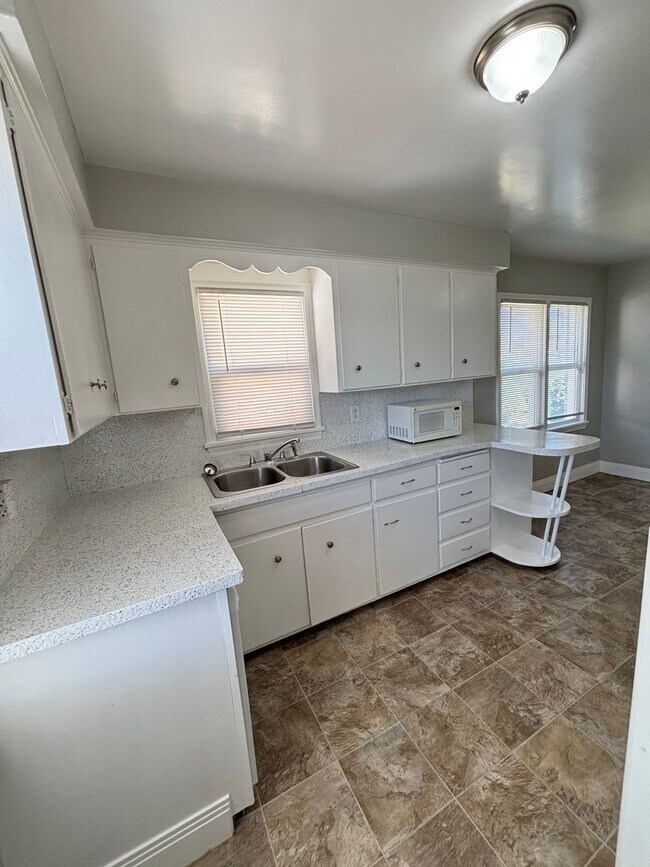 Building Photo - 3 Weeks Rent Free! 5 Bed 2 Bath Single Fam...