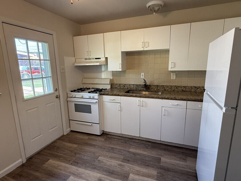 Building Photo - 651 Southwell Ln