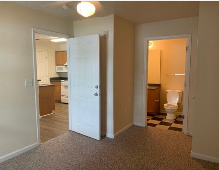 Building Photo - 140 Yellowstone Dr