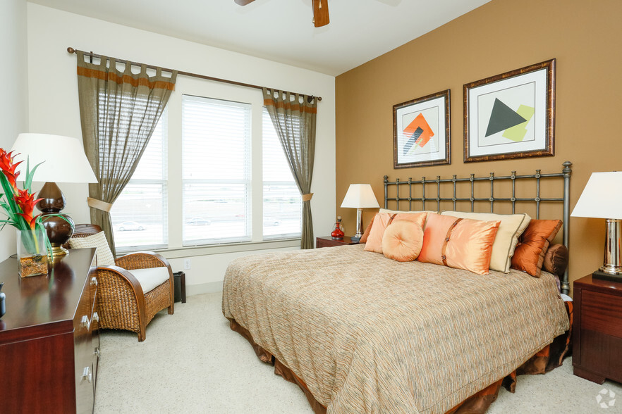 2BR, 2BA - Mondrian - Master Bedroom - Galleria Parc Apartments