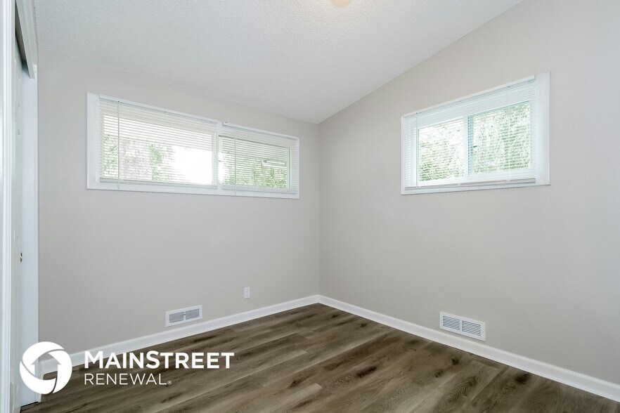 Building Photo - 8918 Hemlock Dr