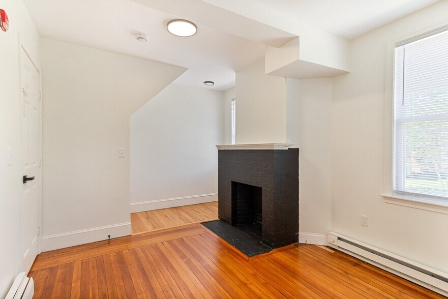 Building Photo - 169 Waterman St
