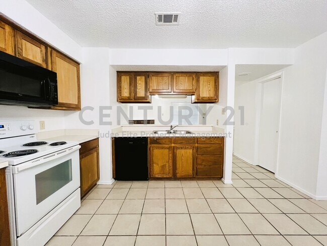 Building Photo - 929 W Hickory St