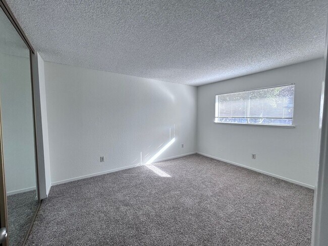 Building Photo - 1000-1002 Bell Street