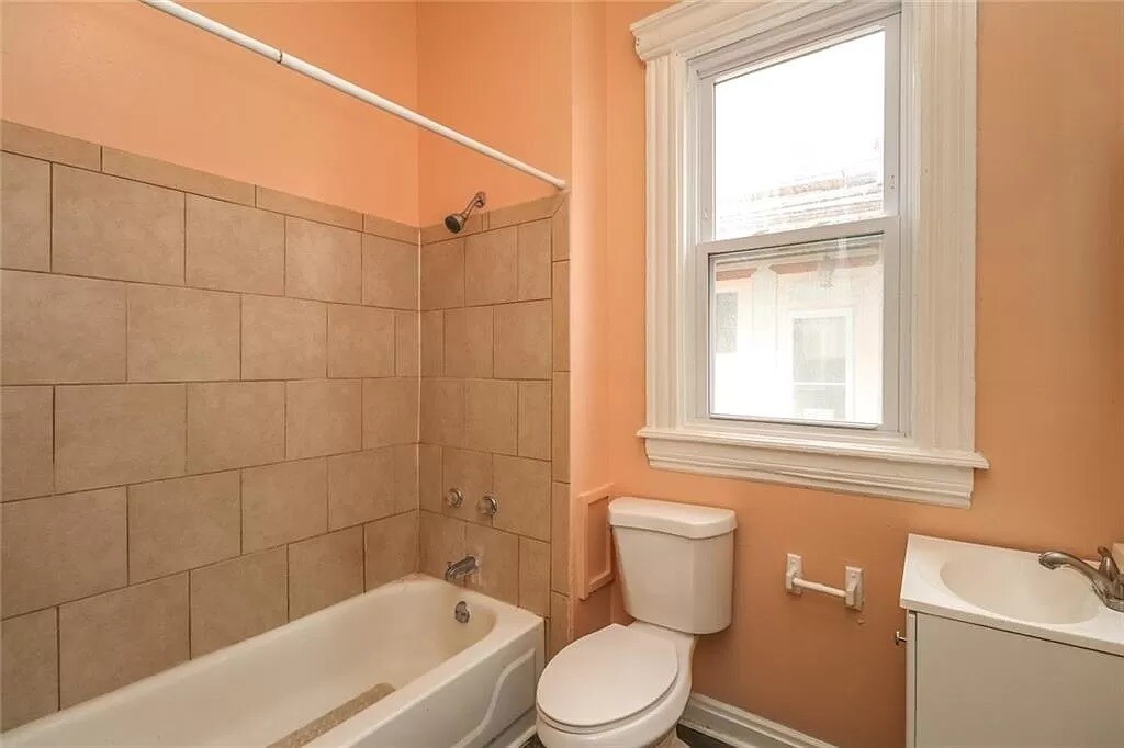 Bathroom - 473 Alexander St