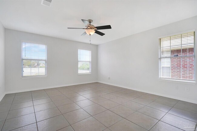 Building Photo - 28 Easton St