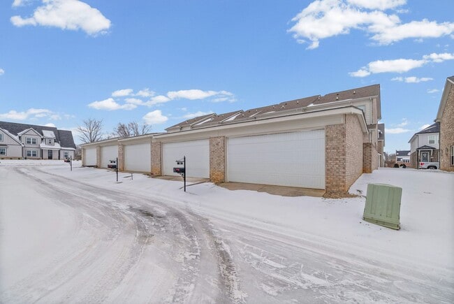 Building Photo - Modern Living in the Heart of Pleasant View Village!