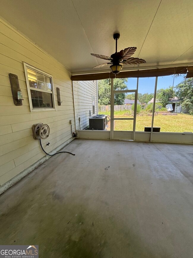 Building Photo - 303 Foxwood Dr