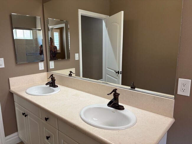 Building Photo - Spectacular-Remodeled 4-Bedroom Home with Pool, Spa, + 600 sqft Bonus Space in lovely Sylmar neig...