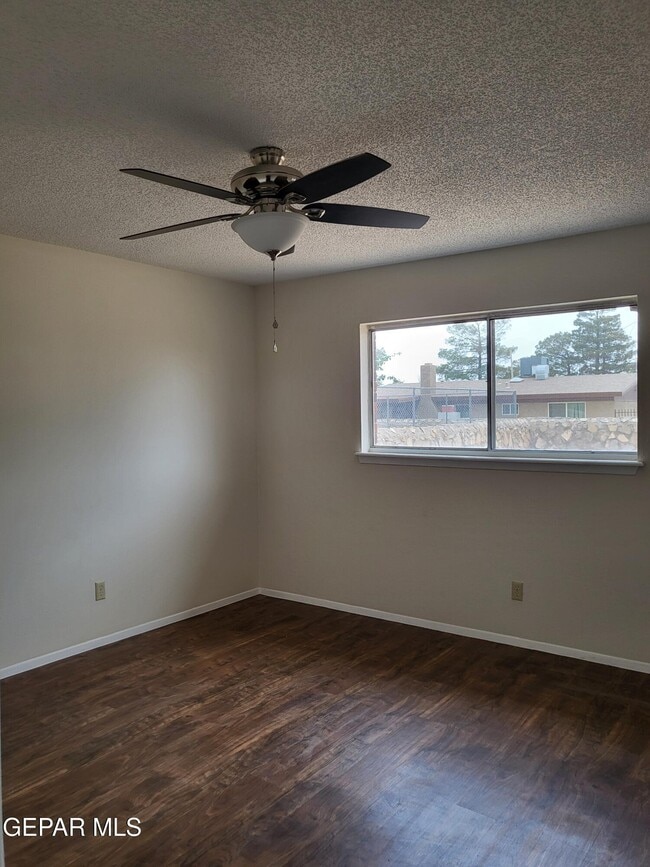 Building Photo - 3453 Hollyglen St