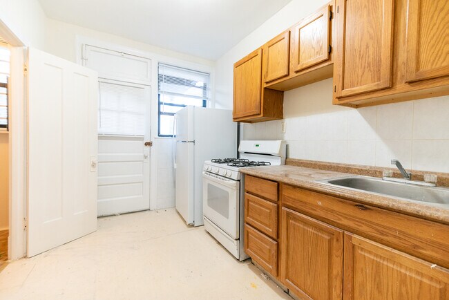 Building Photo - 2054 W Arthur Ave