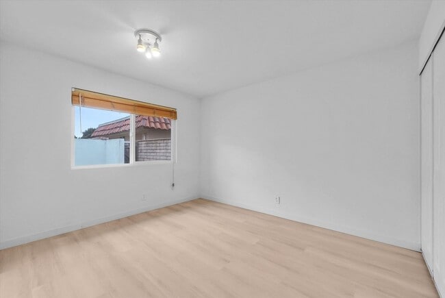 Building Photo - "Rare Single-Story Remodel: Modern 3BR End-Unit in University Park