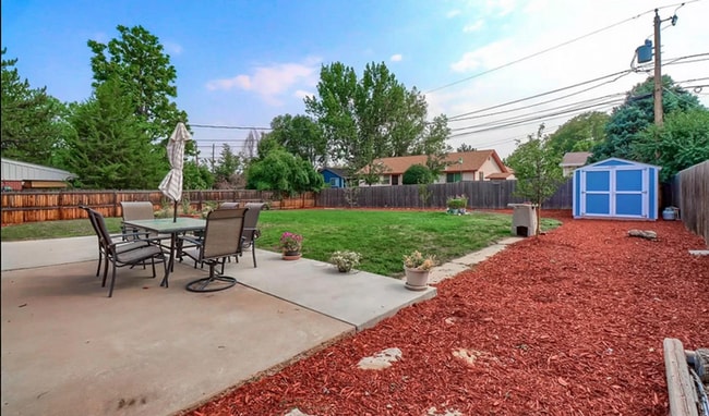 Building Photo - Huge room in a large shared home, private bathroom, great neighborhood, friendly roommates!