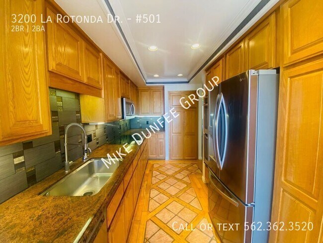 Building Photo - 3200 La Rotonda Dr