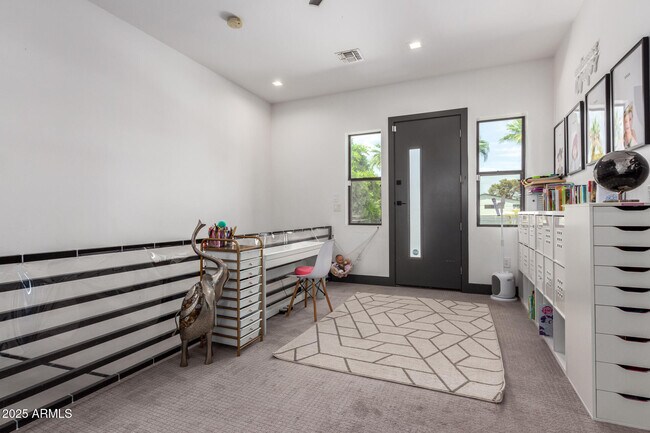 Building Photo - 4413 E Montecito Ave