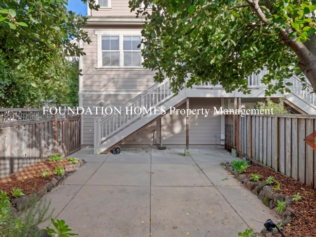 Building Photo - 33 Ranch Dr