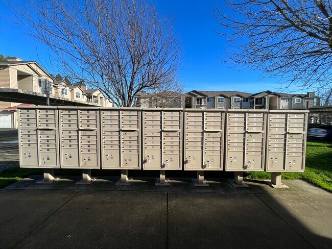 Building Photo - Top Floor 2 Bed 2 Bath Condo Hillsboro/Bea...