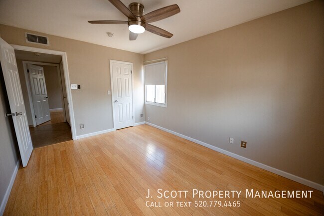 Building Photo - 1184 E Diamond Dr