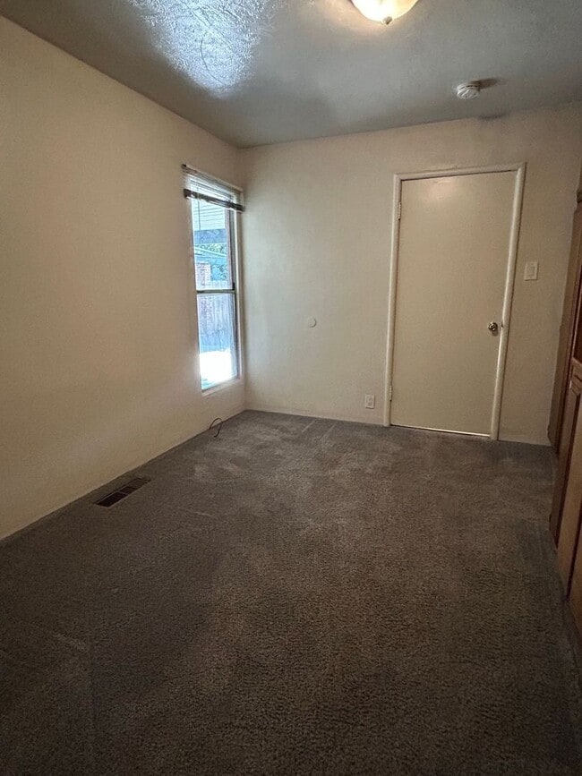 Building Photo - 1020 Warner St