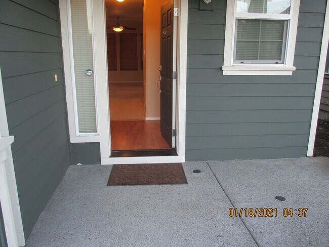 Building Photo - 4 Br 2.5 bth Plus Loft!  Large Rooms, 2 ca...