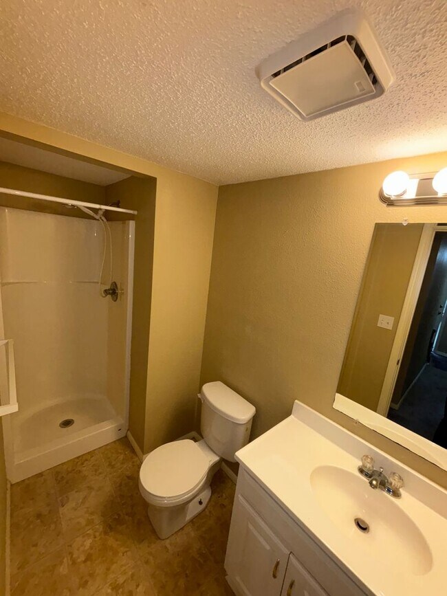 Building Photo - 409 NE Westwind Dr