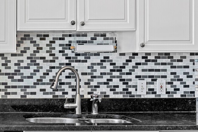 Building Photo - 100 Harborview Dr