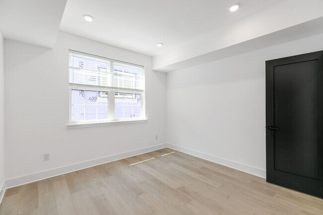 Interior Photo - 3045-3051 Richmond St