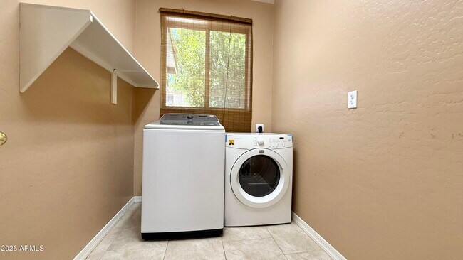 Building Photo - 2714 E Birchwood Pl