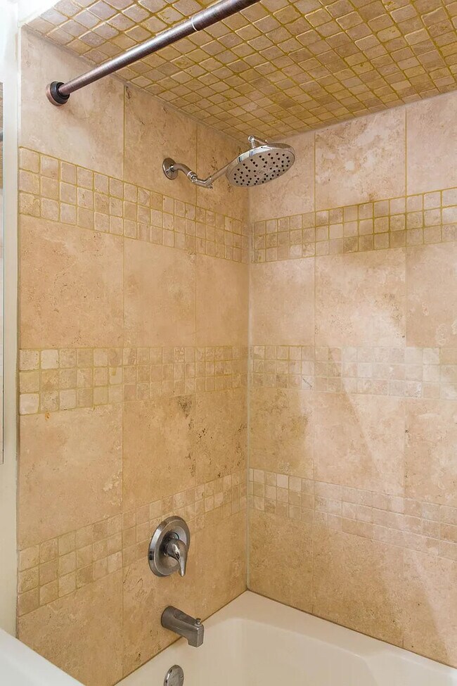 Building Photo - 1338 W Erie St