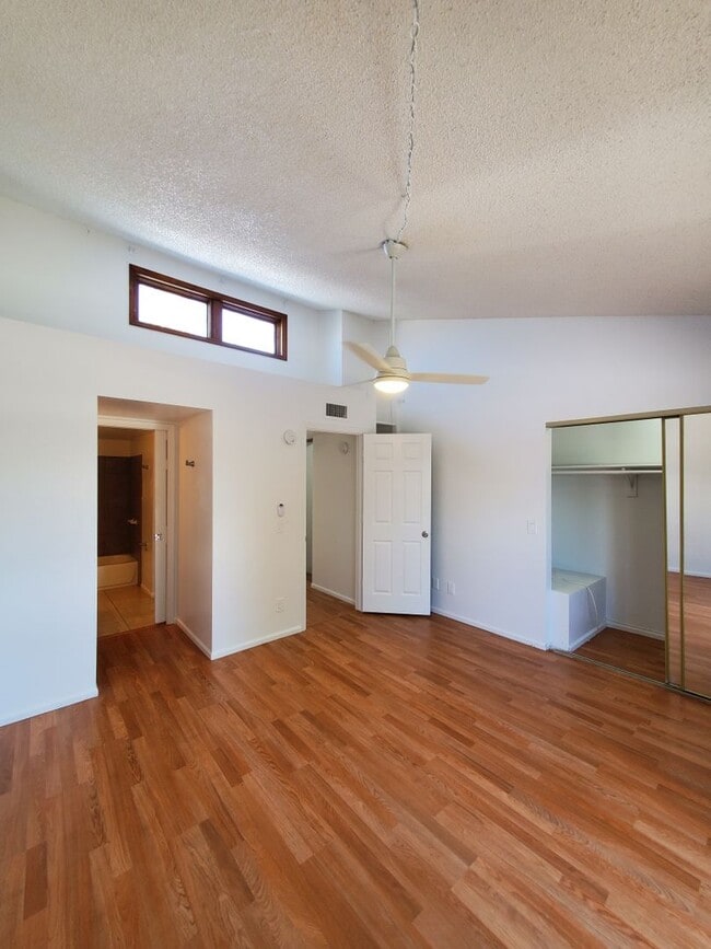 Building Photo - Townhome - newly remodeled kitchen - priva...