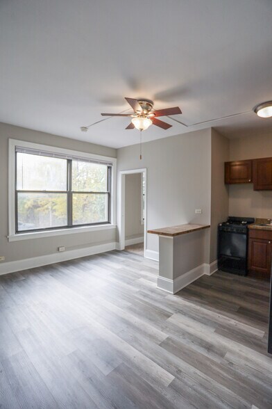 Building Photo - 5324 W Cornelia Ave