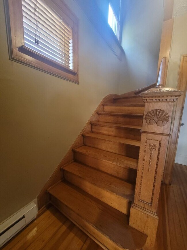 Building Photo - Beautiful 2 Bedroom Townhouse!