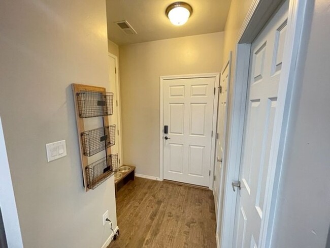 Building Photo - Beautiful Custom Townhome For Rent | Mount...