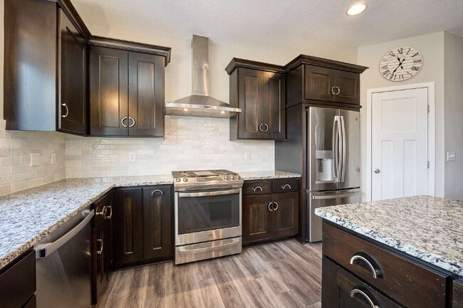 Building Photo - Spacious 4-Bedroom Gem with Modern Comforts and Finished Basement in Vadnais Heights!