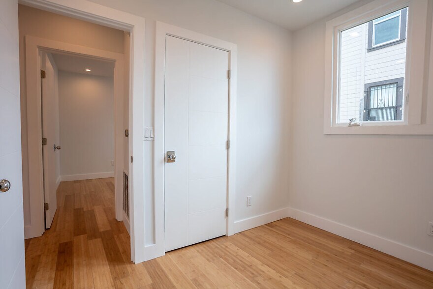 Building Photo - 1461 Thomas Ave