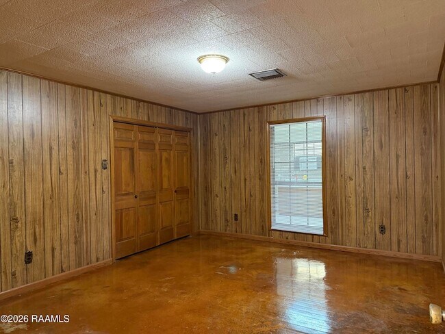 Building Photo - 325 Yearling Rd