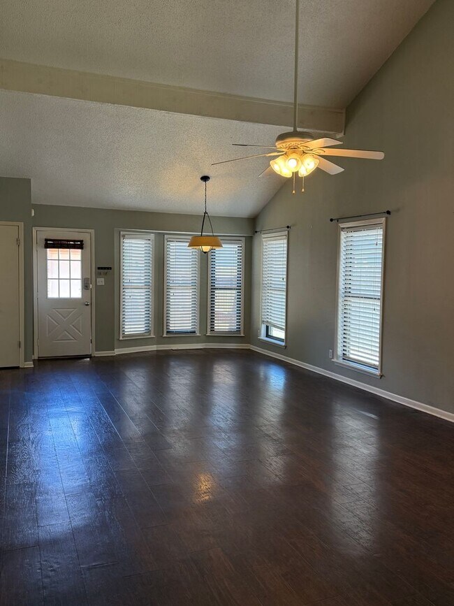 Building Photo - Spacious townhome in a private community