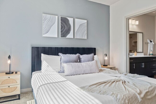 Building Photo - 711 W Broadway Rd