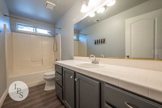 Building Photo - Clovis Eastside Home, 3BR/2.5BA, Built 1994 - Lots of Amenities!