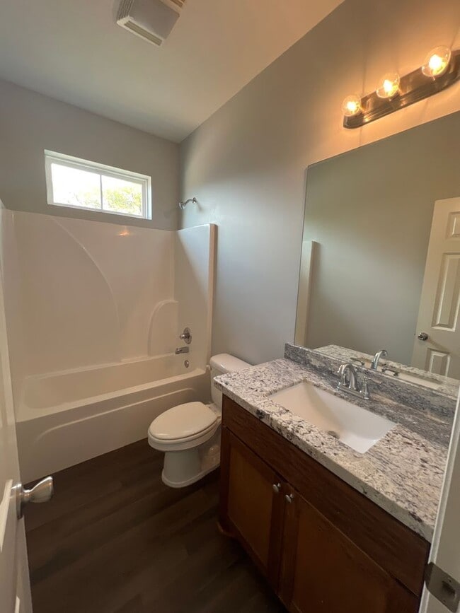 Building Photo - 2 bedroom 1 bath apartment for lease